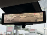 スマート・ルームミラーは、車両後方のカメラ映像をミラー面に映し出すので、同乗者や荷室の車内状況に影響されず後方視界が得られます。