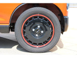 ホイールは社外品のディッシュタイプのアルミホイールが装着されています、足元を引き締めるブラックカラーでリム部にボディ色と合わせたオレンジのラインが入ったデザインです、タイヤは安心のヨコハマ製です