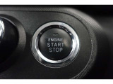 スマートエントリー&プッシュスタートはキーをバッグ等に携帯している時にブレーキを踏んでスタートボタンを押すとエンジンが始動します。車内に忘れた場合にはロック出来ませんので締め忘れの心配もなくなります!