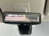 車両後方のカメラ映像をミラー面に投影します。社内の状況や天候に左右されずいつでもクリアな後方視界が得られます。