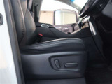 パワーシート搭載。微妙な調整が手軽にでき、ピッタリなポジションで運転することが可能です。