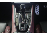 シフトレバーは本革巻のグリップとシフトブーツを装着、シフトパネルはピアノブラック調になっており、高級感を演出。