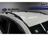 四季を通じてのレジャーや長距離ドライブなどに役立つルーフレールを装備。
