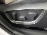 パワーシート搭載。微妙な調整が手軽にでき、快適なシートポジションで運転することが可能です。