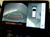 【全周囲モニター】車を上空から見下ろしたような映像をカーナビ画面に映し出し、車庫入れや縦列駐車をサポートしてくれます。