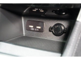 小物の収納に便利なセンタートレイには携帯等のデバイスの充電可能なUSB出力電源付です。
