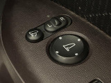 【電動格納ミラー】運転席のスイッチで、ドアミラーの開閉や角度の調整ができます。