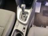 シンプルでとても使いやすいフロアシフトに、パーキングブレーキは電子制御パーキングブレーキです。