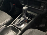 運転席周辺のスマートなレイアウトが、操作のしやすさを実現。快適なドライブをサポートします。パーキングブレーキは、使いやすいハンドタイプのサイドブレーキです。