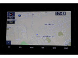 純正9インチSDナビを装備しています。大きな画面で地図も見やすく操作もしやすいです☆ハンズフリー通話や音楽の再生に使えるBluetoothにも対応しています。