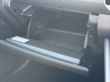 ちょっとした小物はこちらに収納できちゃいます!もちろん車検証などが収納できるグローブボックスも完備!