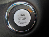 インテリジェントキ-(イモビライザ-機能内蔵)のエンジン始動&停止用プッシュボタンです。 キ-を持って乗り込んで、ブレ-キペダルを踏んでポチっとな、これだけでイイんです♪