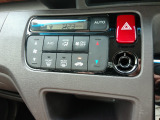 オートエアコン装備。温度設定をしておけば風量・吹出し口を自動で調整してくれるので車内はいつも快適です。