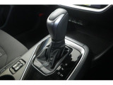 シフトレバーは本革巻のグリップとシフトブーツを装着、シフトパネルはピアノブラック調になっており、高級感を演出。