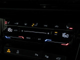 エアコンの温度や風量の設定はタッチ操作式でございます。運転席助手席シートヒーター付きです☆