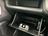 車検証なども収納できる大型のグローブボックスは、使い勝手もよく役立ちます!