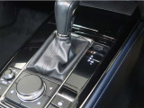 握りやすいシフトレバーに操作しやすいボタン配置です♪