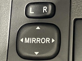 【電動格納ミラー】運転席のスイッチで、ドアミラーの開閉や角度の調整ができます。