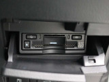 路上に設置されたインフラ設備との双方向通信を行うETC2.0ユニットを搭載!高速道路の進行先の渋滞情報や、停止車両などを画面表示や音声で提供します。