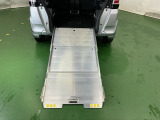 軽量アルミ製スロープを引き出して電動ウインチで車いすに座ったまま乗車できます。簡単操作のリモコン付きです