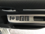 運転席ドアには、ドアミラーの角度調整スイッチとパワーウインドウスイッチを配置。手元で直感的に操作でき、運転中の使い勝手を高めています。