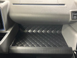 助手席側のインパネトレイは大きくてボックスティッシュも置けます!
