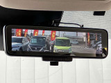 インテイリジェントスマートルームミラーを装備しておりますので、後席の荷物・後席者を気にすることなく、後続車等の確認をすることができます。