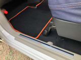 専用フロアマットにキッキングプレートも装備です。