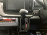【インパネシフト】シフト操作のしやすいインパネシフトです。足元が広くなりすっきりしますので、大柄な方でも快適に運転ができます。