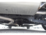 車両後方からの下回りです。マフラー防錆塗装や下回り防錆施工等も可能でございます。