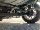 当店ではお車の下回りもチェック!気になる錆や腐食など程度の良いものだけを展示しております!安心してお買い求め下さい。