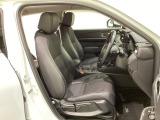 広い足元にゆったり座れるシートには肘掛けも装備しており長距離の運転でも疲れにくくなってます。女性でも運転がしやすいように、シートの高さ調整機能(シートリフター)がついています。