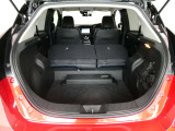 リヤシートの背もたれを前に倒すと大きなラゲッジに早変わり。大きな荷物も積載できます。