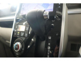 ステアリングホイールからの距離が近いインパネシフトです。