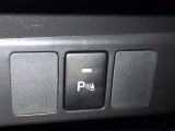 コーナーセンサーを車の前後に装備。障害物までの距離に応じて警告音を変えてお知らせ。縦列駐車時や駐車場・車庫などでの取り回しをサポートします。詳細は販売店スタッフまでおたずねください。