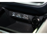 小物の収納に便利なセンタートレイには携帯等のデバイスの充電可能なUSB出力電源付です。