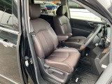 高級感のある運転席。疲れにくいシートと相まって、安全快適に日常をサポートしてくれます。