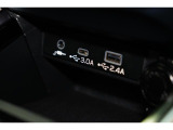 小物の収納に便利なセンタートレイには携帯等のデバイスの充電可能なUSB出力電源付です。