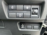 運転席のハンドル右奥側にまとめられたスイッチ群。一目で分かりやすく操作しやすいです。