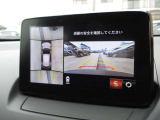 車両の前後左右にある4つのカメラを合成することで、まるでご自身のクルマを空から見ているような俯瞰での映像を映し出してくれます。バック時ももちろんのこと、前進時に視界の悪い交差点でも役に立ちますね。