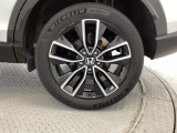 純正アルミホイールです。足元が引き立つので、車全体のイメージがアップしますよ!