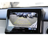 もちろんリアカメラも装備。安心、安全のために駐車時などの後方死角を減らします。また切り替えボタンを操作するとで、ノーマルビュー・ワイドビュー・トップダウンビューの切り替えが可能です!