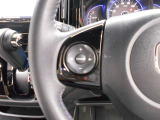 ステアリングにはオーディオコントロールスイッチが付いており、手元で操作出来ますので大変便利です。
