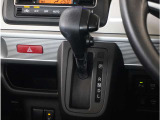 【シフトレバー】シフトもとても操作しやすいデザインになっております。運転する人の事を第一に考えた操作性の高い仕様です。