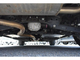 車両後方からの下回りです。マフラー防錆塗装や下回り防錆施工等も可能でございます。