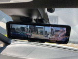スマートルームミラーで定員乗車時や大きな荷物があっても後方視界が確保できます。夜間も眩しくなく安心。もちろんスイッチ一つで通常のミラーにも変更可能です。