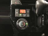 【オートエアコン】一度お好みの温度に設定すれば、車内の温度を検知し風量や温度を自動で調整してくれます。