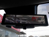 【日産のスマート・ルームミラーは内蔵モニターで後方の状況をクリアな画像で確認でき、通常のルームミラーに切り替えて後席の様子を確認することもできます。
