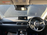 フロントピラーの位置を従来よりも後方にレイアウト。運転席からの視界の広がりを向上。車両の周囲の状況を、いち早く知ることで、安全に運行できます。