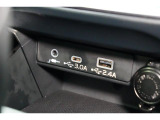 小物の収納に便利なセンタートレイには携帯等のデバイスの充電可能なUSB出力電源付です。